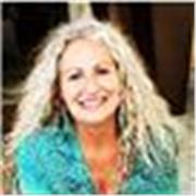 Me defino como una facilitadora de la voz y la consciencia, acompañando a las personas a reconectar con su expresión auténtica. 
