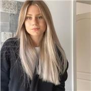 Jung, erfahrene Nachhilfelehrerin bietet Online-Unterricht