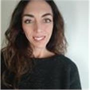 Laureata in scienze della comunicazione, propone lezioni di italiano e materie umanistiche con metodi alternativi