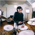Musicista e produttore discografico con 15 anni di esperienza professionale offre lezioni di batteria