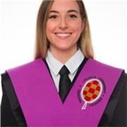 Psicóloga recién graduada imparte clases de múltiples materias a niños/as de la ESO