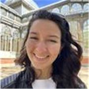 Profesora de inglés que imparte clases para niños