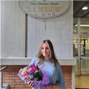 Studentessa uscita dal liceo linguistico, aiuto bambini delle scuole elementari e medie ad affrontare i compiti di ogni tipo