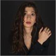 Soy alguien muy empática. Me apasiona mi trabajo en las artes escénicas como actriz, performer vocal y clown. Me gusta compartir lo que he podido aprender en este camino. Me encanta la música y bailar con y sin ritmo