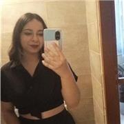 Ragazza giovane vuole insegnare e imparare dai bambini