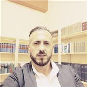 Avvocato impartisce lezioni di diritto per studenti