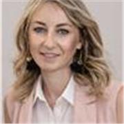 Me defino como una profesional de la comunicación, creativa y adaptable, con experiencia en la creación de contenidos, redacción y