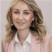 Me defino como una profesional de la comunicación, creativa y adaptable, con experiencia en la creación de contenidos, redacción y