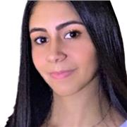 profesora con múltiples estrategias para enseñar de manera remota