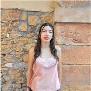 Profesora de inglés y de lengua castellana imparte clases a niños y niñas de primaria y la ESO