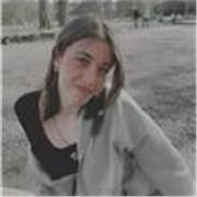 Diplomata al liceo linguistico. Offro lezioni di italiano e inglese. Sono madrelingua italiana e ho un livello C1 di inglese