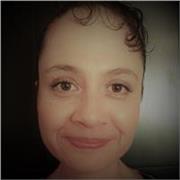 Profesora de matemáticas, tecnología, física que imparte a jovenes y niños