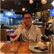 Profesor da clases a jóvenes de todas las edades