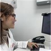 Profesor de medicina con especialidad en Oncología médica y experiencia en seguros de salud
