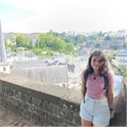 Soy estudiante que imparte clases de inglés y otras materias de primaria y secundaria 