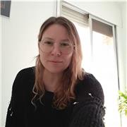 Profesora de dibujo y pintura imparte clases de arte a todos los niveles