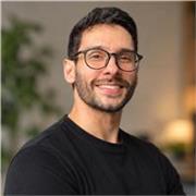 Friendly Brazilian Portuguese speaker helping learners speak naturally, confidently, and comfortably in real-life situations