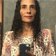 Rafaela formada em engenharia, ensina matemática