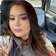 Profesora de derecho imparte clases a estudiantes universitarios