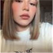 Maestra de inglés imparte clases a niños