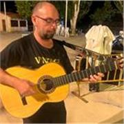 Estudié guitarra en el Aula de Jazz y Música Moderna (Berklee) y en el Taller de Músics. Tengo más de 20 años de experiencia.