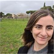 studentessa universitaria svolge ripetizioni di fisica, matematica e chimica
