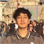 Studente universitario che fa ripetizione ai ragazzi