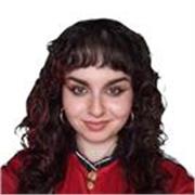 Profesora titulada en Bellas Artes con Máster de profesorado y experiencia impartiendo talleres de dibujo y pintura