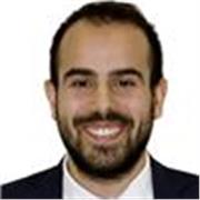 Giovane ragazzo laureato in economia che utilizza excel per qualsiasi scopo!