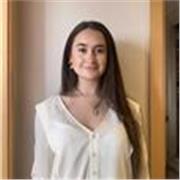 Profesora de inglés cercana con los alumnos dispuesta a enseñar de manera divertida 