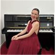 Graduada en el Conservatorio Superior de Música de Valencia da clases de canto, coro, lenguaje musical, análisis y armonía, tanto 