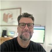 Patient Native English Tutor Supporting Confident English Learning for All Ages
