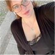 Ragazza diplomata in grafica e comunicazione che è disposta ad aiutare studenti di medie/superiori nella materia di grafica