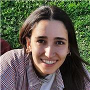 studentessa di chimica impartisce ripetizioni di matematica, fisica e chimica