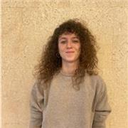 Pedagoga refuerza asignaturas de primaria y ESO en Sevilla