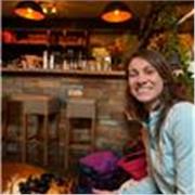 Profesora de manualidades para todas las.edades. Sería en modo on-line a no ser que encontraramos un lugar de encuentro para todos