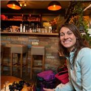 Profesora de manualidades para todas las.edades. Sería en modo on-line a no ser que encontraramos un lugar de encuentro para todos