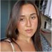 Studentessa svolge aiuto compiti per bambini dalle scuole elementari alle medie