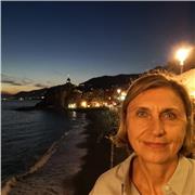 Docente di Scuola primaria impartisce lezioni di Italiano e Storia