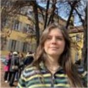 Studentessa di lettere che offre aiuto allo studio