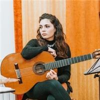 Laureata al conservatorio con esperienza offre lezioni di ukulele e teoria musicale live online