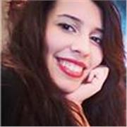 Studentessa universitaria impartisce lezione di inglese