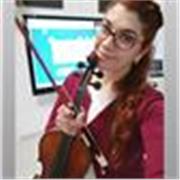 Profesora titulada en violín, con método Suzuki. Experiencia de 12 años