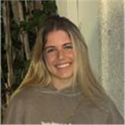 Graduada en Biotecnología y cursando el máster en Industria Farmacéutica y Parafarmacéutica