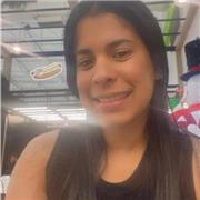 Profesora de dibujo técnico que imparte clases a menores de 19 años