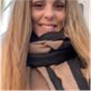 Instructora de pilates y barre, con formación en danza clásica y otras actividades de salud y bienestar.