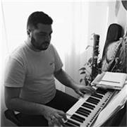 Pianista, Tastierista e Organista studente al Conservatorio di Pesaro Gioacchino Rossini al Triennio di laurea di Piano Jazz, impartisce lezioni