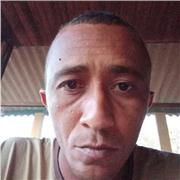 Professor de geografia que ensina adultos e crianças