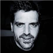 Técnico en comercio y de carácter empático. Paciente y práctico.