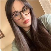 Studentin unterrichtet Kinder aller Altersgruppen in Italienisch